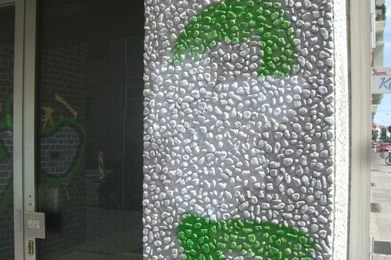 Élimination des graffitis sur le béton désactivé avec une machine de nettoyage