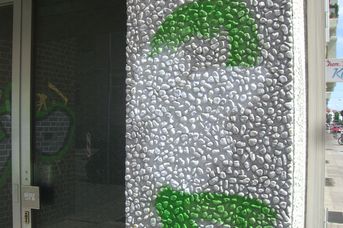Nettoyage de graffitis sur du béton de cailloux