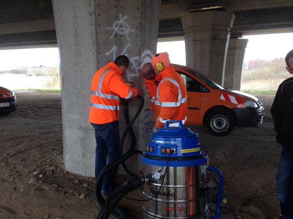 mit Reinigungsgerät von systeco Graffitientfernung auf Beton