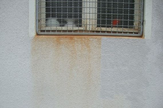 Élimination de la rouille sur une façade en crépi