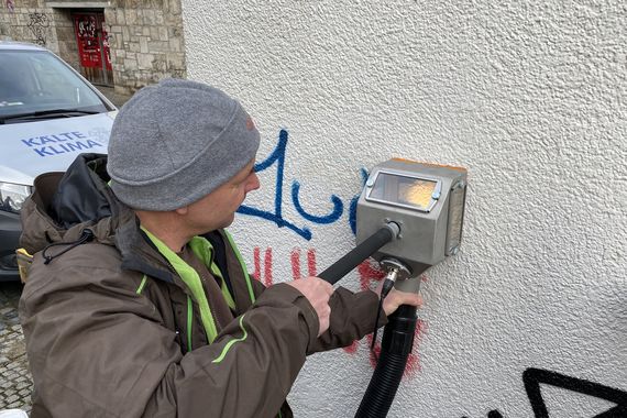 eliminar las pintadas en el yeso con la máquina de limpieza Tornado ACS