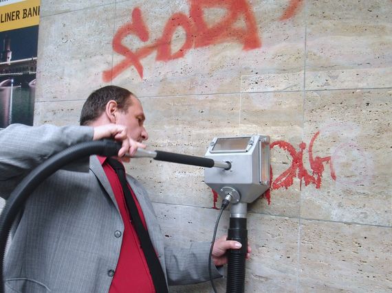 Удаление граффити с камня при помощи техники компании systeco