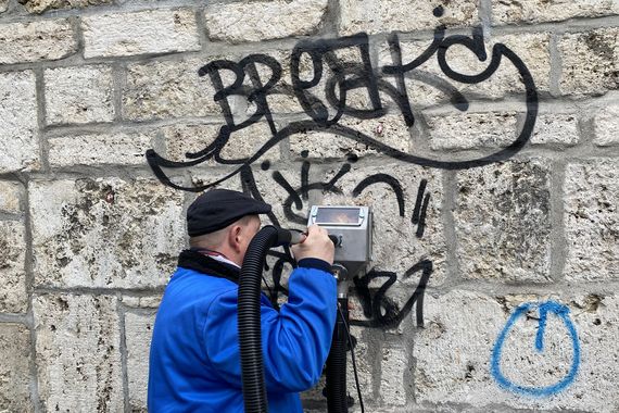 Удаление граффити и очистка природного камня