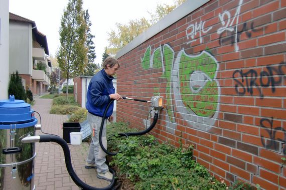 Como se limpian graffitis en ladrillo CO2-neutral