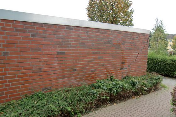 Graffitientfernung auf Klinker mit Reinigungsmaschine