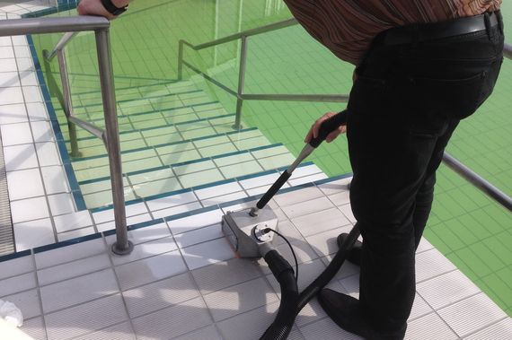machine for pool tile cleaning