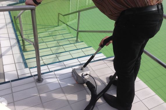 Nettoyage du carrelage d'une piscine