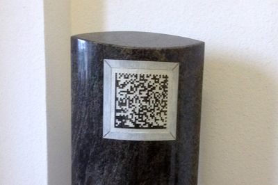 QR-Code auf Granit