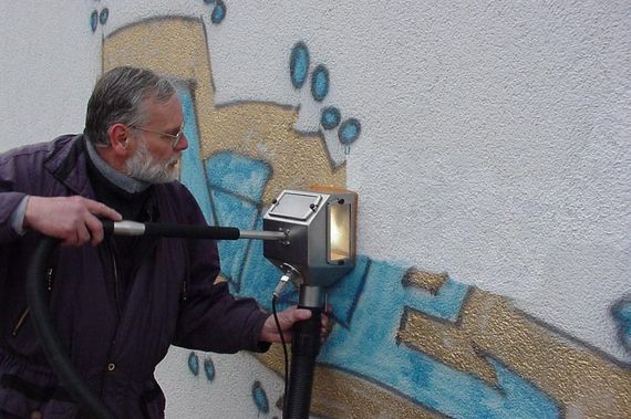 Élimination des graffitis sur le mur d'un bâtiment