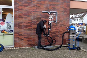 Graffitis éliminés sur le mur d'un bâtiment