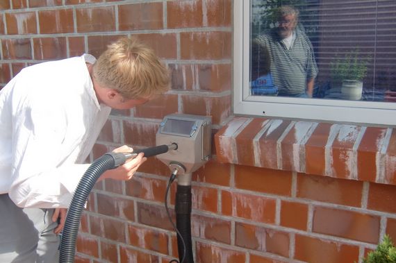 Élimination du salpêtre sur des briques de clinker