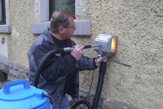 Élimination des graffitis sur du crépi avec la machine de nettoyage