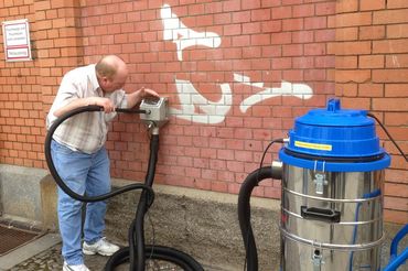 Limpieza de graffiti en ladrillo con máquina de limpieza