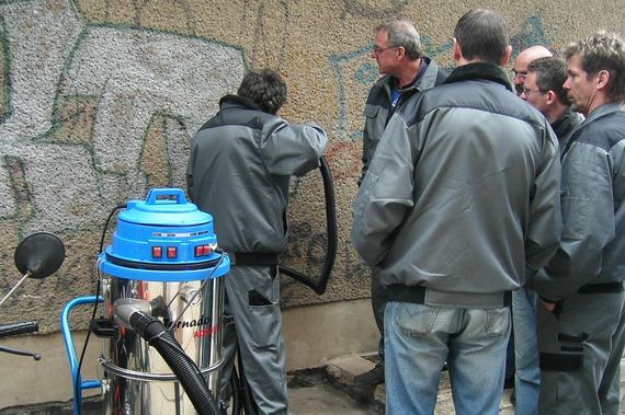 mit Tornado ACS Graffiti auf Rauputz entfernen Graffiti auf Rauputz entfernen