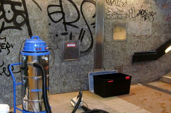 facade cleaning on sandstone with Tornado ACS green cleaning machine for graffiti removal in Berlin