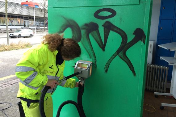 Élimination des graffitis sur une surface peinte sans haute pression