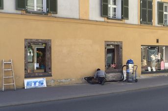 Élimination de graffitis sur du crépi