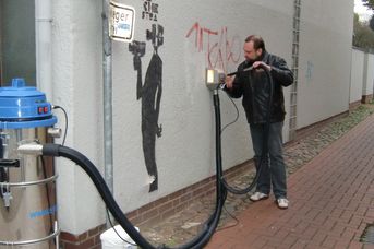 Удаление граффити с грубой штукатурки